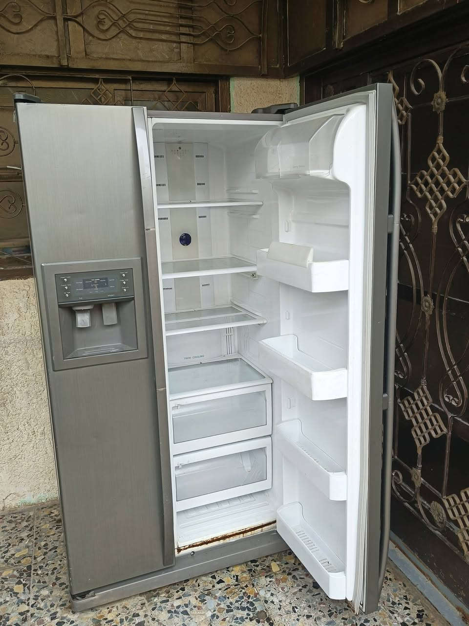 ثلاجة و مجدة سامسونج  السعر 200الزعفرانية دور الصحة الأولى للتواصل ***********
