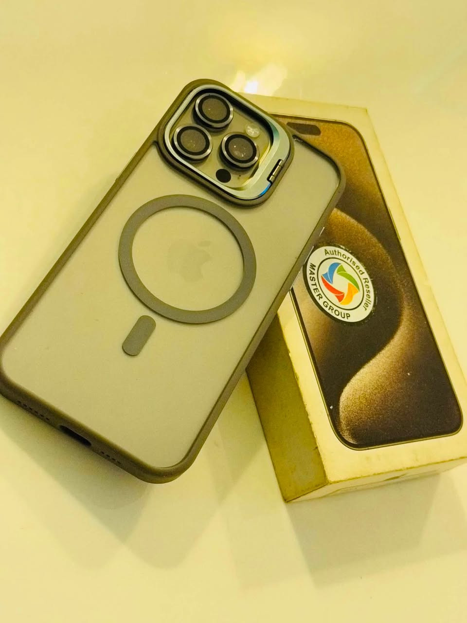 أيفون 15 برو ماكس🩶
ذاكرة 256 / بطارية 93%🔋 
شرق اوسط ويا كارتونتة مطابقة☑️
الجهاز كُلشي ممبدل بي ونضافتة 99% 🔘✨
سعرة 1050 🔒💸
مكاني بغداد بلديات 
هـ / *********** موجود واتساب كذلك
