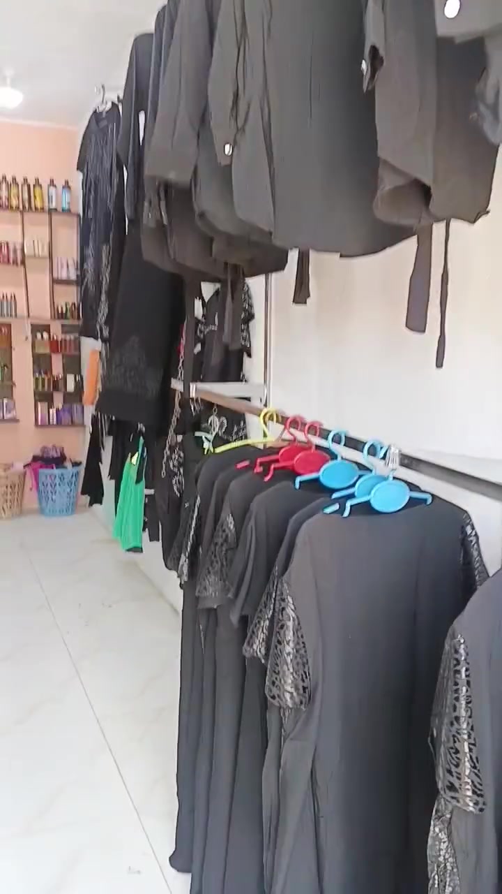غراض محل البيع كمل الفيديو
***********
