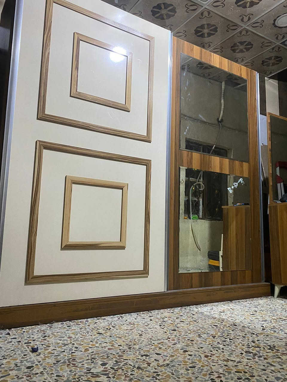 السلام عليكم غرفه تركيه نضيفه للبيع السعر275 في بغداد للاستفسار خاص او اتصال    ***********9
