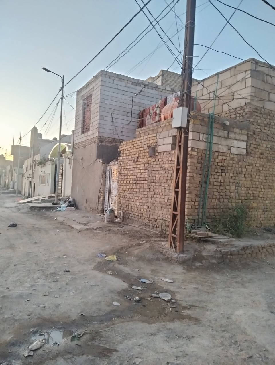 سلام عليكم بيت طابو مساحه 100ركن مكان المنزل جلبيه وره معمل ثلج الحيدري القديم سعر 85 وبي مجال  رقم التلفون ***********
