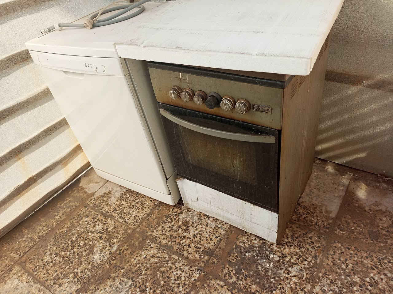 سلام عليكم شباب هذن القطعتين الطباخ  ولغساله مال صحون للبيع الطباخ كله شغال حته الفرن بس الغساله مال صحون عطلانه  سعر القطعتين 50 الف عنواني بغداد الغزاليه اي استفسار خاص او على الرقم *********** واتساب
