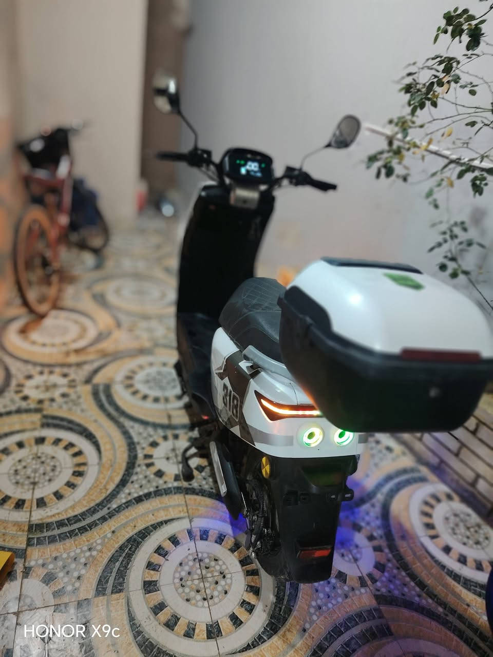 السلام عليكم ماطور 318 للبيع ماطور كله شرط مواصفاته معروفه دبلي اشاره يمين يسار لايت  اربع نمر بق شغال خلفي ست بطاريات شرط على الفحص السعر 550 وبي مجال الطيبين مكاني موصل الايسر حي القاهره رقم ***********
