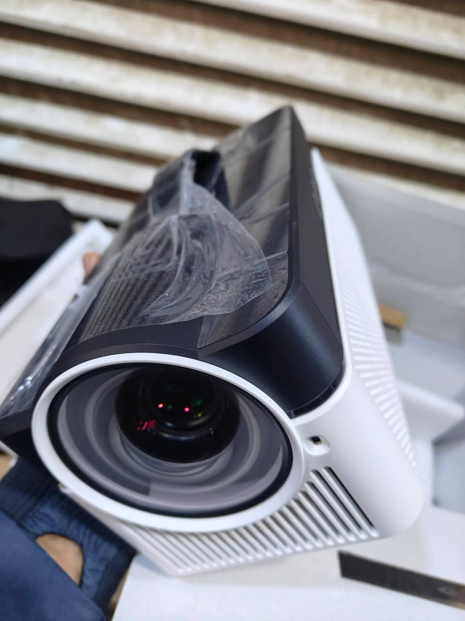 جهاز العرض في الصورة هو جهاز عرض Magcubic HY450 8K Projector فائق القصر.
إليك بعض المعلومات حوله 
الميزات الرئيسية: يتميز الجهاز بدقة عرض أصلية 1080P مع دعم 8K، وسطوع 900 ANSI Lumens، وتقنية Ultra Short Throw (رمي فائق القصر). 
الاتصال: يدعم الجهاز تقنية WiFi 6 و Bluetooth 5.4، مما يضمن اتصالات سريعة وموثوقة. 
الميزات الذكية: يأتي مع نظام Android 11 مدمج، ومعالج Allwinner H716، وذاكرة وصول عشوائي (RAM) 2 جيجابايت وذاكرة تخزين داخلية (ROM) 32 جيجابايت. 
الراحة في الاستخدام: يتميز بميزات مثل التركيز الإلكتروني التلقائي والإزاحة التلقائية، ومكبرات صوت مزدوجة لتجربة صوتية متكاملة.
مزاد اعلئ سعر ابيع


**إذا كنت صاحب هذا الإعلان وتريد حذفه لأي سبب، رجاءا أرسل رسالة إلى الدعم الفني**