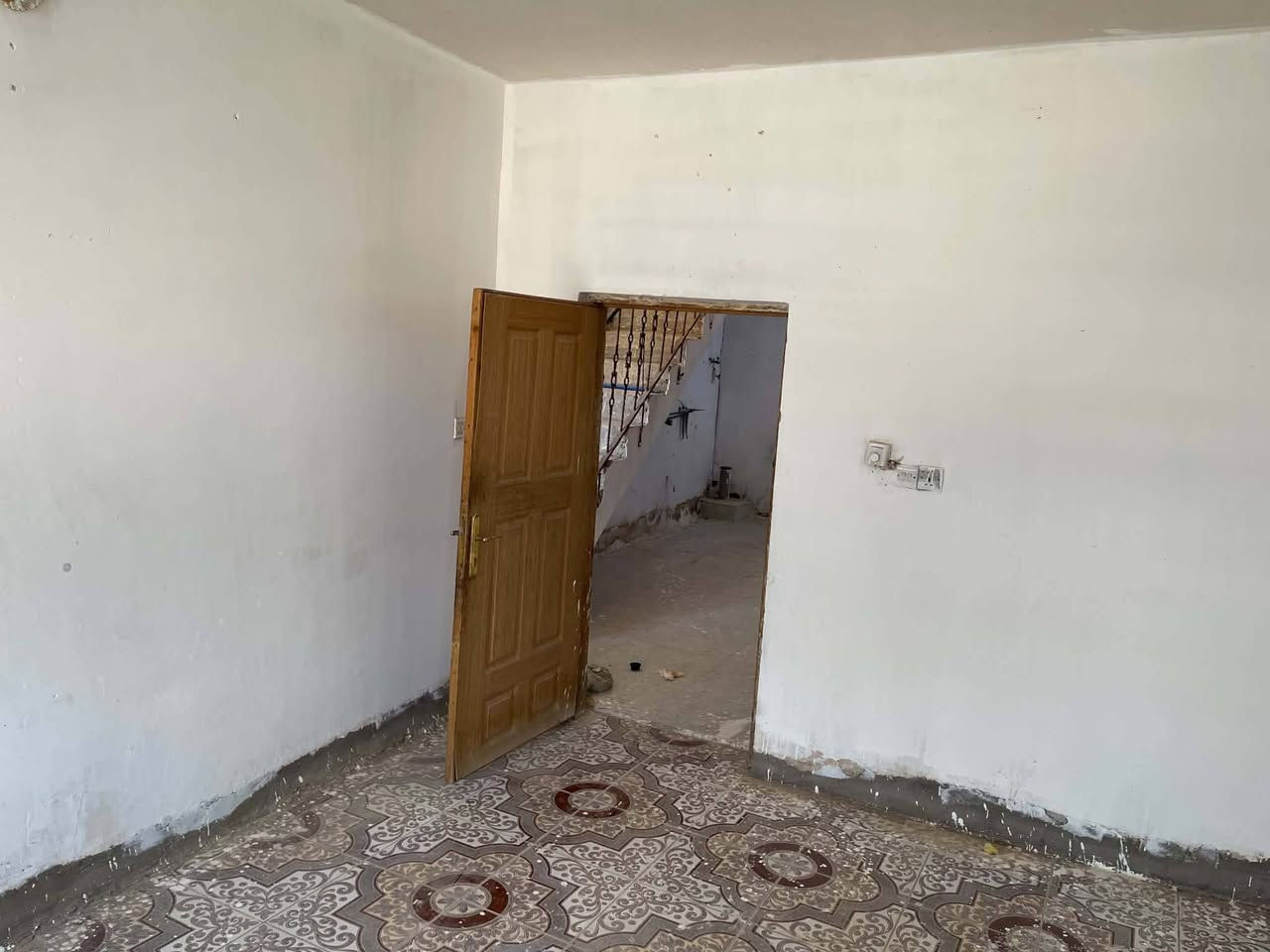 شقه الايجار 🏠 طابق ثاني 

يحتوي على غرفه  نوم واستقبال وكنيدور ومطبخ وصحيات وسطح 

الموقع 🌏قرب مستوصف حي الامام  قيمه الايجار  225

الاستفسار الإتصال بالرقر  ‎***********متوفر واتساب

