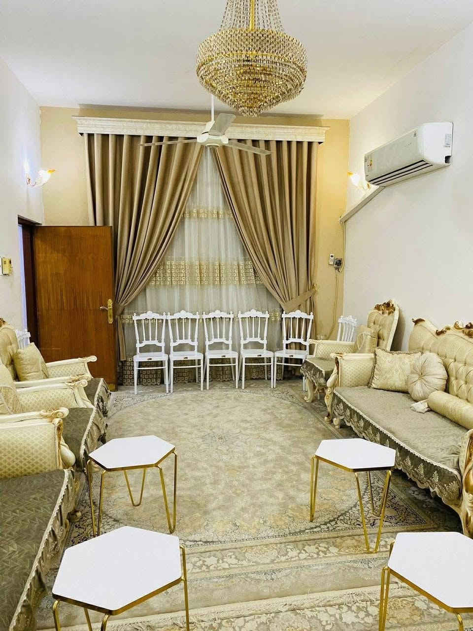 للبيع دار حي الزهراء ٢٠٠ متر شارع الخلفي لسياج روضه العبير البيت بناء ٢٠١٠ نظيف جداً طابقين ٦ غرف نوم للاتصال 
*********** 
***********
مجتبى معله او مراجعه مكتب ضي الحسن للعقار النجف الاشرف حي الزهراء شارع الكيات
