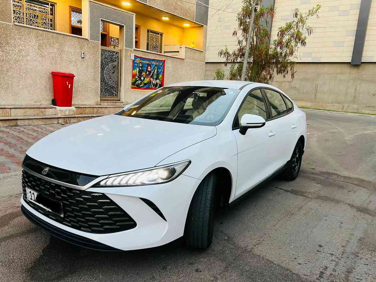 السلام عليكمً
BYD
كن بلاس مديل 2025 مكفوله كفالة عامة 
ماشة4000 الف 
داخل ابيض المرغوب 
موصفاته معروفه حساسات كشنات جلد شاشا كامره خلفيه تحكمات جهتين تحكم بسعه البطاريه بيه انضمه قياده متنوعه SPORT NORMAL ECO   قطعتين تبريد ملحقاتهة كاملة 
السعر18.700 وبيهة مجال
المكان بغداد
الاتصال ***********
