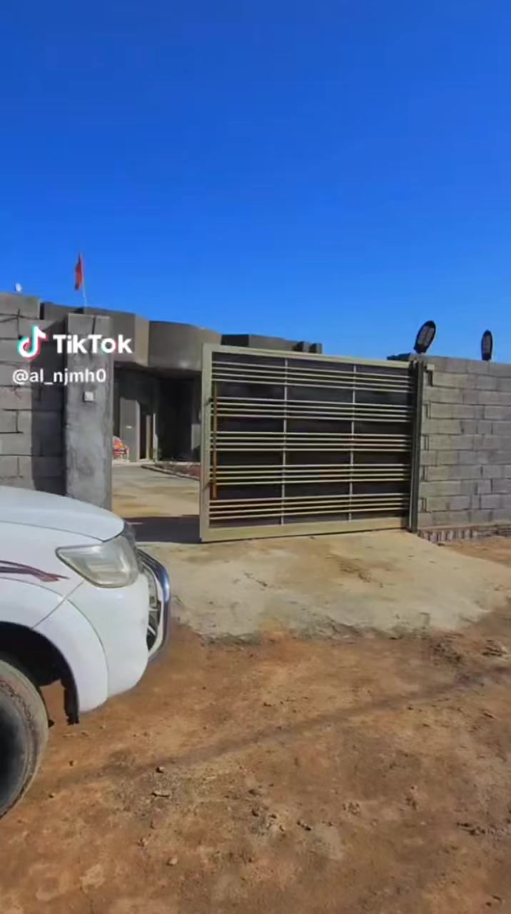 سلام عليكم. البيع بيت المساحه 245متر المساحه الكليه 825 متر تفاصيل في الفديو الموقع  كربلاء الحسينيه  نهر ابو سليمان عمود 474 السعر المطلوب 225معه مجال قليل ***********
