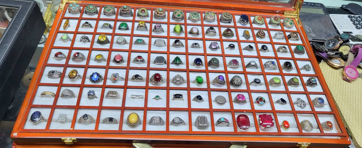 ٣٠٠ خاتم جملة للبيع
بغداد المشتل شارع المطبك قرب دائرة الامانة عمارة البركة مجوهرات الملكة ***********
