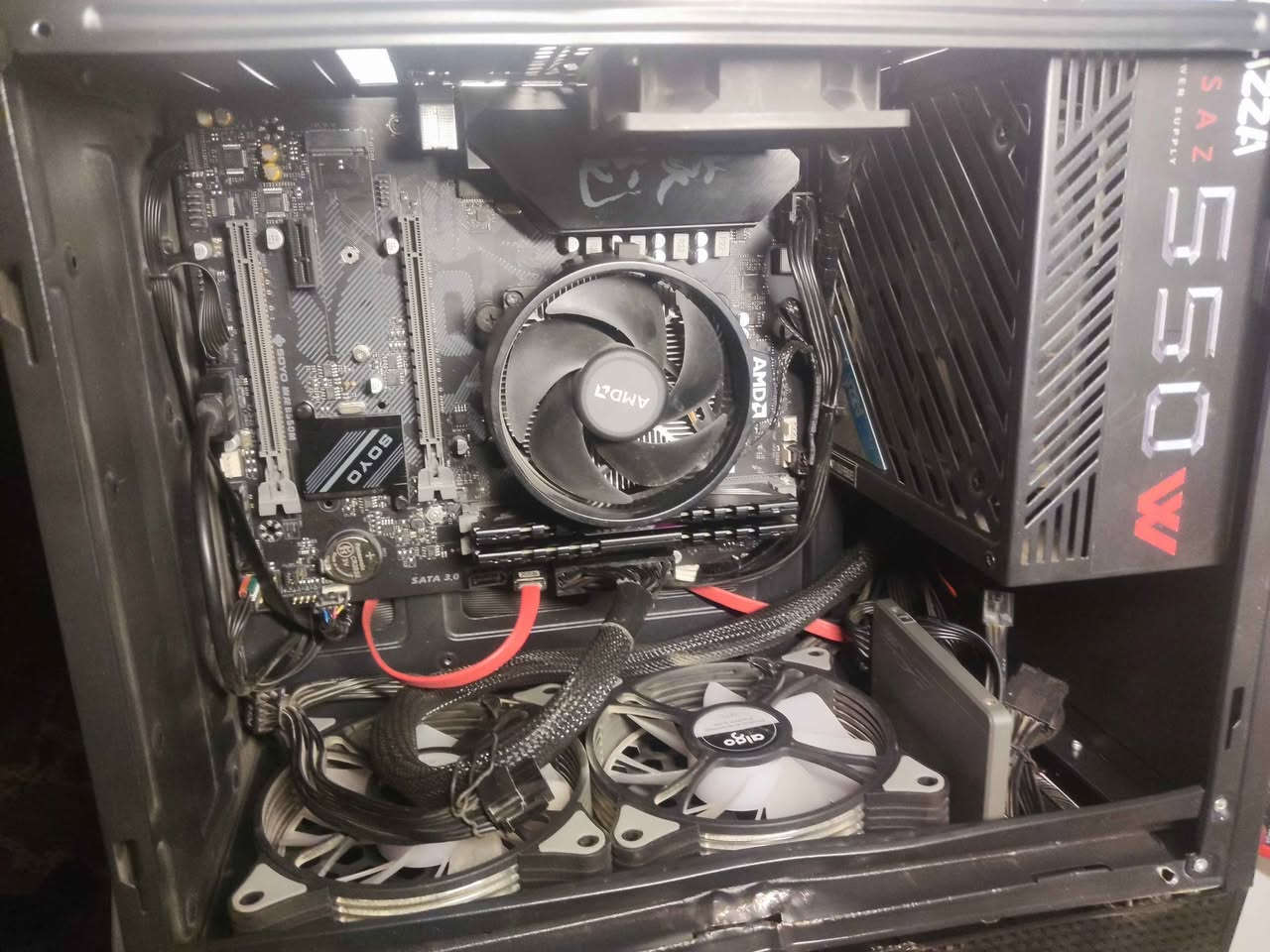كيس حجم صغير Micro-ATX بيه بعض الاضرار (اشتريته على حالته وصلحته شويه) ابعاده 35x31x18 cm والواجهة مالته بلاستك (Acrylic) مع مراوح امامية Aigo

مذربورد: SOYO SY-YL B550M 

معالج: Ryzen 5 4650G مع كرت شاشة مدمج قوي يشغل العاب.

رامات: KLLISRE 8x2 (16GB) 3200mhz DDR4

بورسبلاي: AZZA PSAZ 550W 80+ BRONZE بيه منافذ 6+2 و 4+4 لكرت الشاشة

تخزين:Aigo 128GB SSD 

النظام: Windows 11 Pro

السعر 360 الف، بيها مجال بسيط على كد التوصيل او اذا تجي تستلمها مباشرة. 
مكاني كربلاء. توصيل موجود. كربلاء, العراق


**إذا كنت صاحب هذا الإعلان وتريد حذفه لأي سبب، رجاءا أرسل رسالة إلى الدعم الفني**