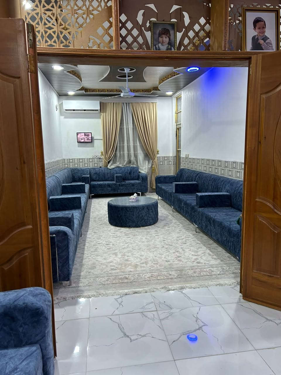 150متر السعر 70بدون اثاث مع لاثاث 95وبي مجال الاثاث كله درجه اوله مطبخ كامل الصاله والاستقبال تخم سبالات مبرده كامرات غرفتين اخشاب البيت كامل بس تجي تكعد بي اوًبي مجال البيت جاهز السكن 
الطابو: زراعي + إقرار محكمه بأسمك  مقابيل قرية الغدير عمود 327
 خدمات كامله قريب السوق  ( الشارع + البيت مرقم من البلديه)  
🏗️ البناء: درجة أولى
🔹 صب كونكريت
🔹 طابوق جمهوري
🔹 أرضيات بورسلين
🔹 جدران سيراميك
📌 يحتوي على:

* غرفة عدد 2
* صالة عدد 2
* مطبخ
* صحيات داخليه وخارجيه 
***********
