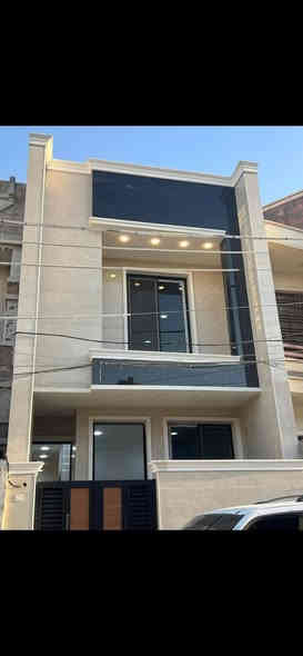 السلام عليكم 
دار للبيع 100م  5×20 متر طابقين يحتوي على (3)نوم وكراج وصالة و(مطبخ حار وبارد) ومناور عدد(2) وصحيات عدد(2) و بلكونة و بيتونه طابق الثالث وسطح امامي وخلفي البيت بناء حديث 2025زيرو  غير مسكون. البيت نضام كامرات و ستلايت و نضام سبالت دفن 
الألمنيوم تركي مقطع ثقيل
البيت بناء درجه اولى 
مستقل غير مشترك 
مغاسل ديكور كاونتر تركي 
(بغداد حي الجهاد منطقة ديوان المخابرات )
 خلف شارع ستين مباشرتا
استفسار اتصال او (متوفر واتساب)
      ***********
