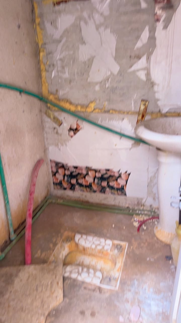 دار لليجار في الشعب شارع عدن م55 يحتوي على طرمه صغيره ومطبخ وخدمات واستقبال وغرفه نوم كبيره ايجاره 250 الف قفل قفل رجاً بدون عملة 
مكتب المهندسين للعقار***********
