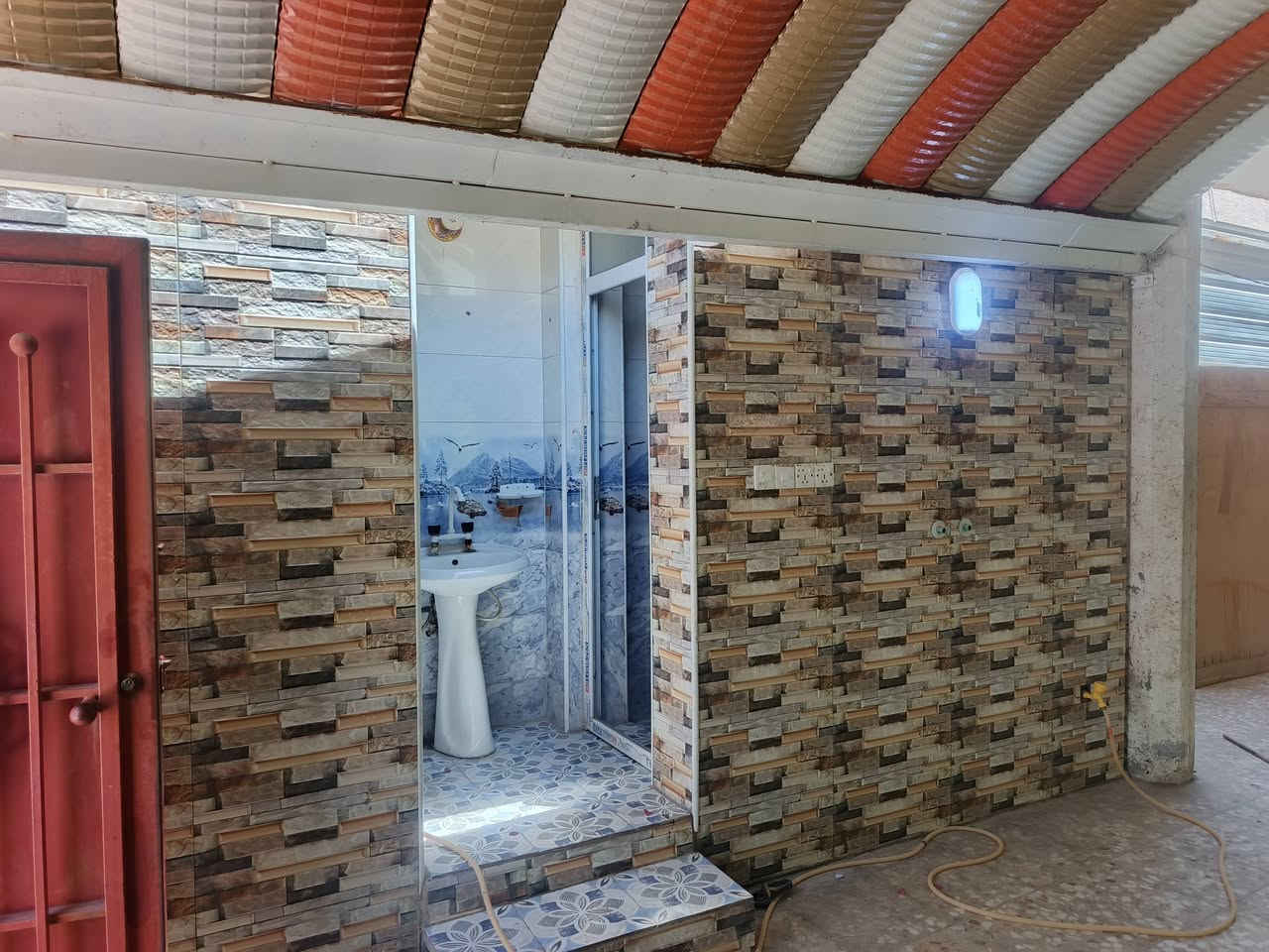 بيت للبيع المساحه 250متر طابو صرف غرفتين نوم وصاله ومطبخ وستقبال وصحيات داخليه وخارجيه حديقه وكراج سياره كافة الخدمات عنوانه طويريج حي الزهراء قرب شارع الحمداني السعر 175مع المجال للتواصل ***********////
