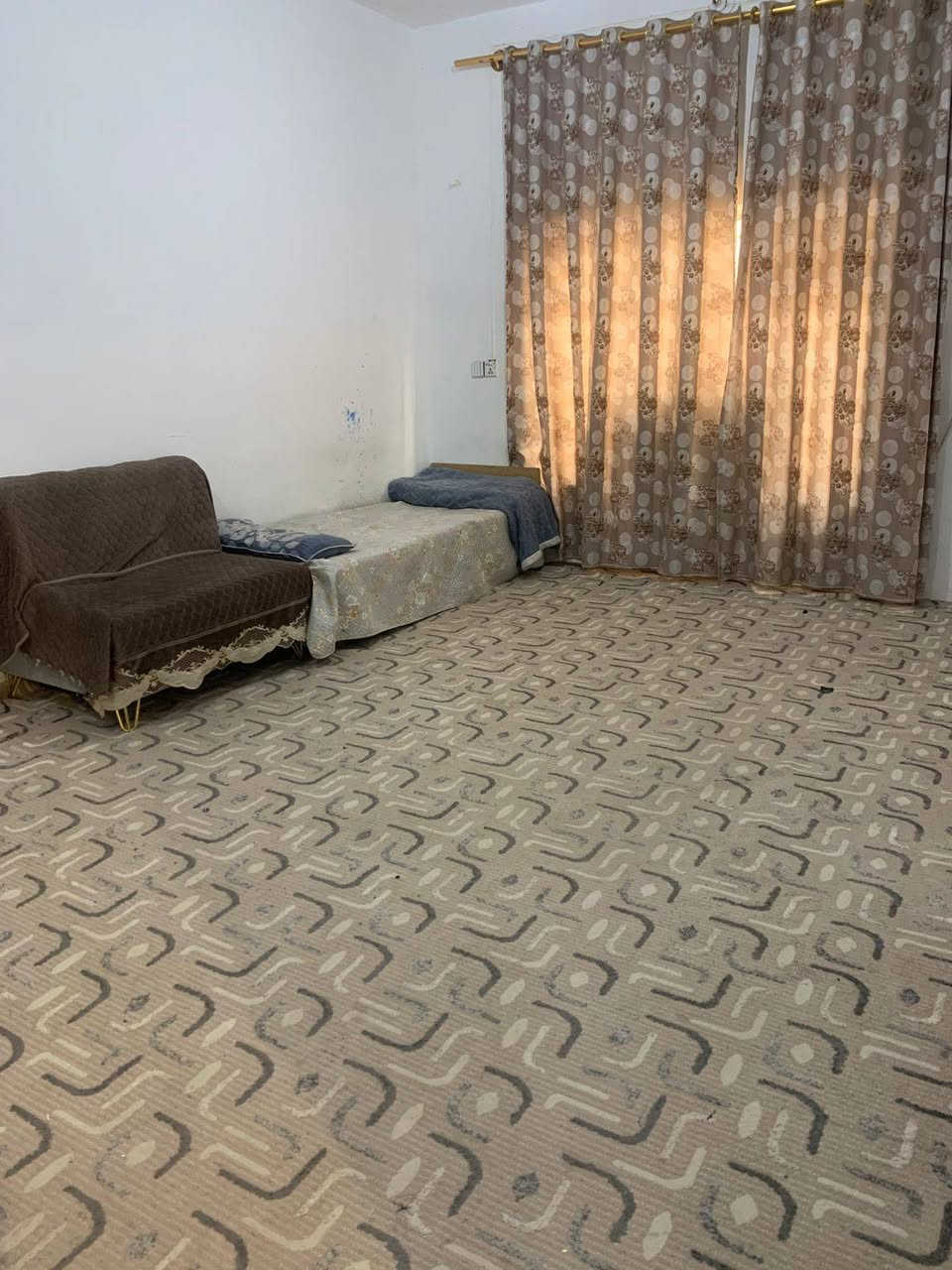 دار سكن طابو صرف مساحه ٢٥٠م ركن
منطقه ٥١ قريب ع شارع حي الشهداء 
غرفتين وهول وبراني ومطبخ 
للاستفسار 
*********** حسين العبساوي 
*********** سيد جاسم
