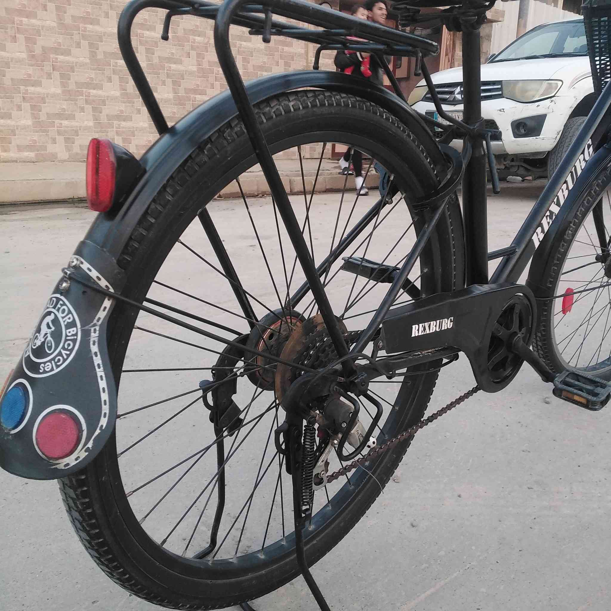 بايسكل ياباني باله موديل حديث گير 5 نمر حجم 26 اخو الجديد تايرات اصلية عريضة حساس ويل زنون شركة مامبدل بي اي شي. 
السعر 140.


**إذا كنت صاحب هذا الإعلان وتريد حذفه لأي سبب، رجاءا أرسل رسالة إلى الدعم الفني**