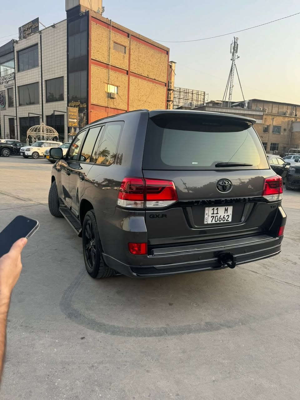 السلام عليكم 

للبيع فقط
لاند كروز  2018 
رقم بغداد
6 سلندر 
فئة gxr 
شركة المهند 
ماشيه 150.000km
بيه بارد بلجاملغ الامامي شويه 
وباقي السياره مكفول كفاله عامه
معروفة مواصفات السيارة 
السعر 41.000 وبيه مجال كلش بسيط مكاني بغداد الاعظمية 
للاستفسار اتصال او واتساب /***********
