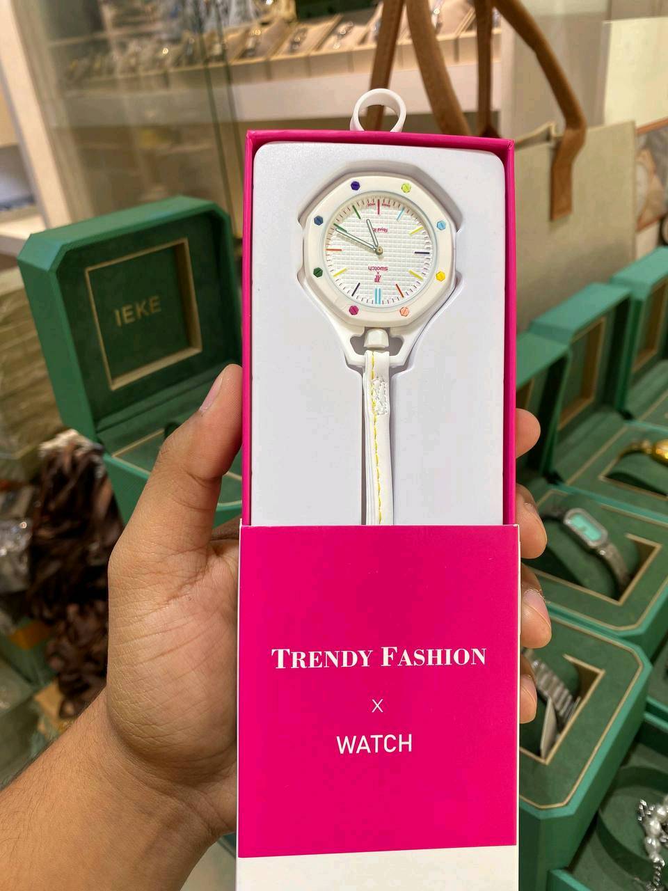 وصول موديلات AP-Swatch 
Royal Pop ✨⌚
تصاميم عصرية وألوان جذابة تناسب جميع الأذواق.🟠😍✅
✅ مكينة كوارتز دقيقة. 💎✅ 
سير سيليكون مرن ومريح. 👍✅
 خفيفة الوزن ومناسبة للاستخدام اليومي.😍✅
 يمكن ارتداؤها أو استخدامها كإكسسوار للحقيبة أو الميدالية. 👜🎒✅
منين موقعك بالعراق بالضبط حتى أضيفه بالاعلان، واذا عندك توصيل لأي محافظة شكد سعره؟: 
بغداد توصيل جميع المحافظات 5 
الساعة بيها صندوقها الأصلي وكل الملحقات لو بس الساعة والسير؟: 
نعم 
الألوان المتوفرة حالياً شنو، وهل أكو أكثر من قطعة من نفس اللون لو الكمية محدودة؟: 
اخضر وابيض واسود وازرق و وردي