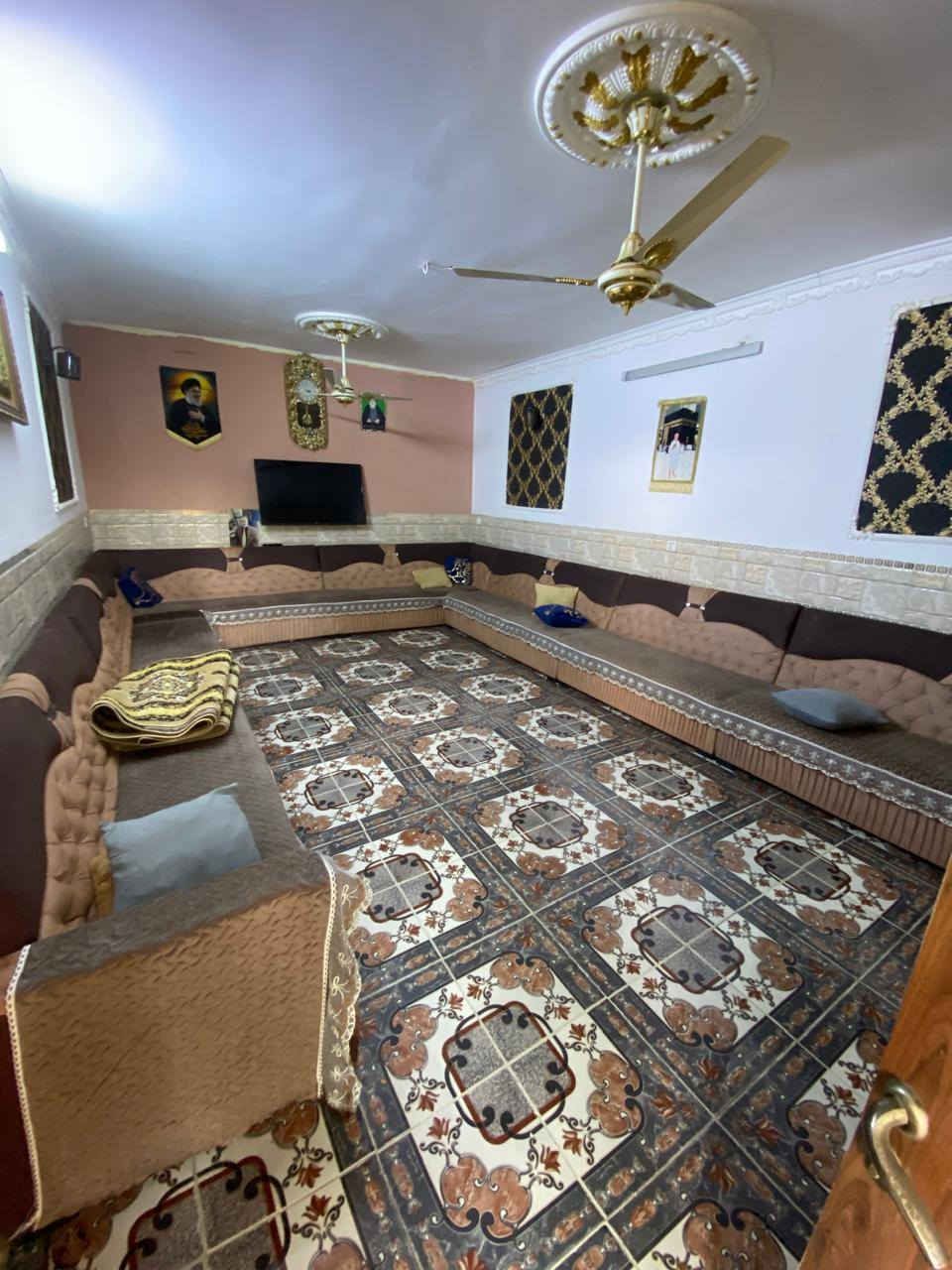 السلام عليكم ورحمه الله دار للبيع المساحه 550 طابق ونص ومشتمل خلفي  العنوان زعفرانيه شارع الزوراء فرع العزاوي ‏‪0770 520 2051‬‏
