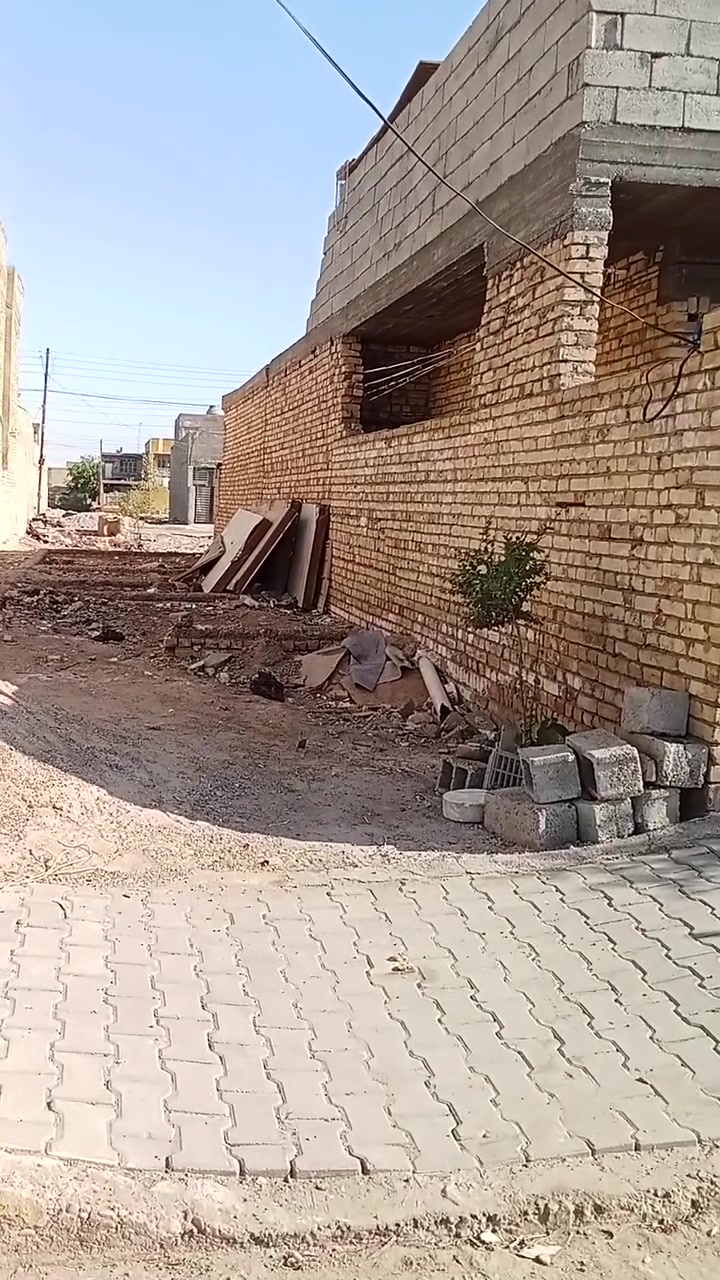 السلام عليكم 100للبيع 20/5/قرب عماره مصري على ساحه وبتلو عالي عن شارع متر قطعه محصوره مقابلي حديقة ومنطقه هاده نظيفه للاستفسار *********** سعر 22
