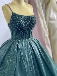 يعلن مجمع للعرائس عن حاجته إلى موظف يكون عنده خبره بل تعامل ويا الزبون...