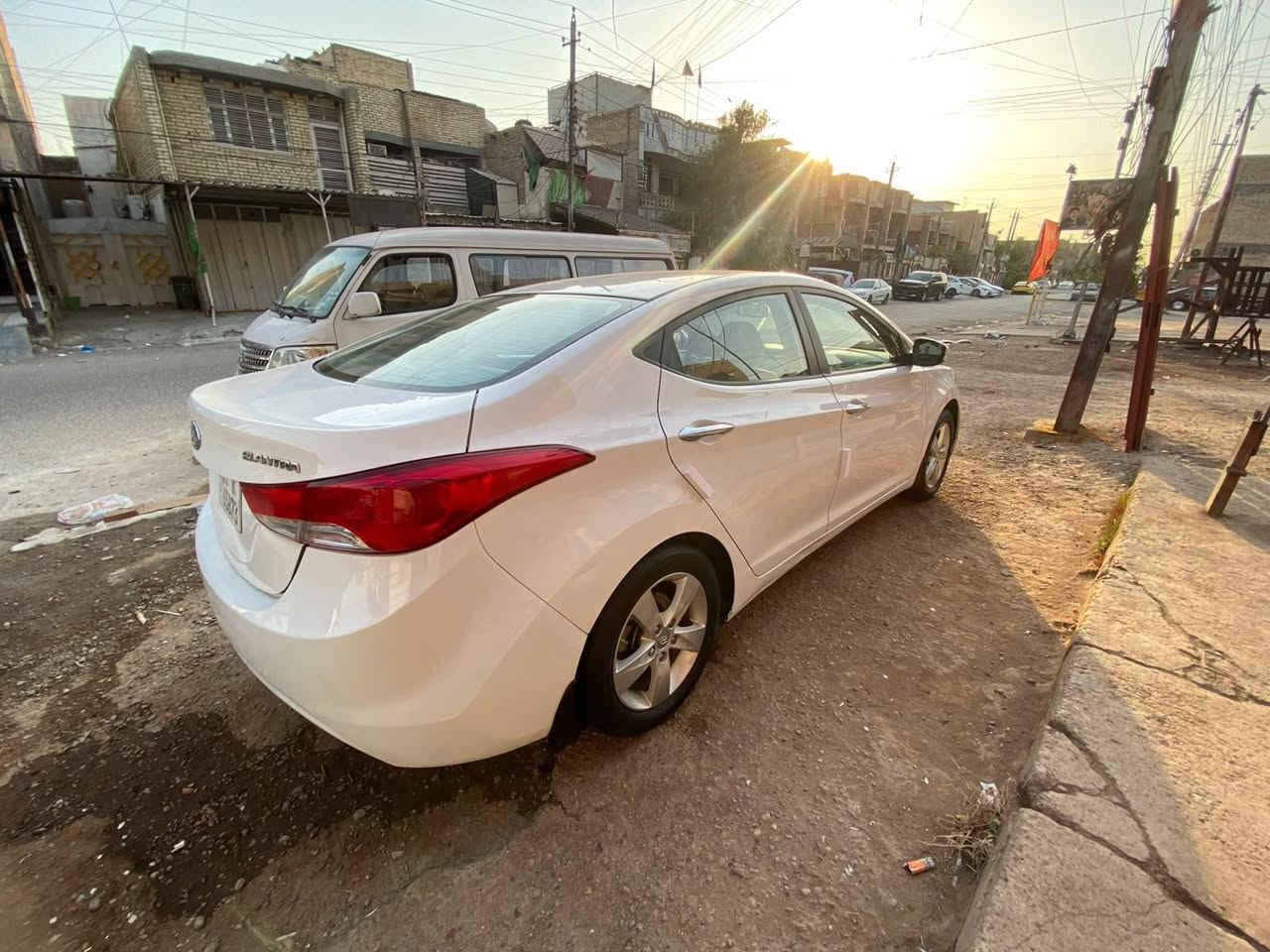 السلام عليكم ELANTRA  موديل 2014 
فول مواصفات 1/1 خليجي 
محرك 2000 دوش كير محرك خير من الله السيارة تخم تاير منضومة مي صالي يومين شادهن شرط التاير انتاج 26 وراديترات جدد تبريد ثلج شرط ❄️
ماشية 116 km شرط ب120 دك جرس 🔔 ممشى بلادي صدر امامي نفض كلة جديد تخم اذاين جدد ومشط ستيرن جديد دواخلها بلادية حت الكاعية بعدها كاربت ممدوشمة منضومة زنون شادلها بيها ضمان سنة 
مكاني : بغداد حي اور 
رقمي : *********** 
ملاحضات : مكفولة من ضربة وتبديل وصبغ عدا تكحيل كارت كد شبر فقط 
السعر : 117 وبيها مجال

