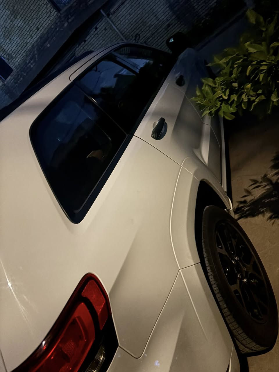 جيب كراند شيروكي لمتد S رادار .

الموديل : 2022 . (خليجي) . 
المحرك : V6.  3.6L .
العداد : 41 ml
السياره مكفوله  عده خدوش بسيطه مذكوره بالسونار
وره سونر صار بيه بارد بل قماره وتكمه مأشر اثر صقوط لافتت انتخابات
كير محرك كله كفاله سياره مناقصه اي شي كله ادامه جديده
وسونار موجود  شراي يتفضل خاص ادزله سونار
رقم بغداد باسمي الدولي الجديد
* المواصفات :
 * رادار مع مانع تصادم امامي . 
* تحذير الخروج عن المسار . 
* نقطة عمياء .
* دفع رباعي 4x4 . 
* فرش المقاعد من الجلد . 
* المقاعد الأمامية كهربائية .
* ذاكرة لحفظ وضعيات الجلوس . 
* المقاعد الأمامية مع تدفئة . 
* صف المقاعد الخلفية مع تدفئة . 
* ويل قياس 20 انج اسود لماع .
* مقود السائق كهربائي . 
* تدفئة ستيرن . 
* سقف بانوراما .
* شاشه 8.4 انج .
* نظام الملاحة (GPS) . 
* نظام خاص للطرق الوعرة . 
* مصابيح امامية زنون . 
* المصابيح الأمامية مع LED لايت . 
* كشافات الضباب زنون . 
* تشغيل عن بعد .
* صندوق كهربائي .
*  حساسات أمامية . 
*  حساسات خلفية .
* كاميرا خلفية .
* بخاخ ماء لتنظيف المصابيح الامامية .
* مرايا بخاصية التعتيم الذاتي . 
* مرايا جانبية قابلة للطي 
* نظام تشغيل واطفاء اوتماتيكي للمحرك للتوفير من صرف الوقود .
* نظام بريك اوتماتيكي .
السعر315  ورقه وبيه مجال
مكاني بغداد ***********+
