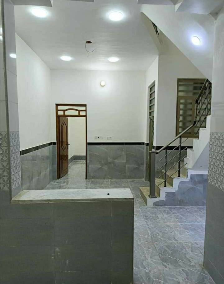 بيت للبيع مساحه 100 متر بحي غدير مقابيل  مقابيل فرع اسواق فطومه  بيت جديد ونضيف بناء2025 بي غرفه فوق  يعني غرفتين بي سعره 118 وبي مجال بسيط
هذ رقمي للتواصل ***********
