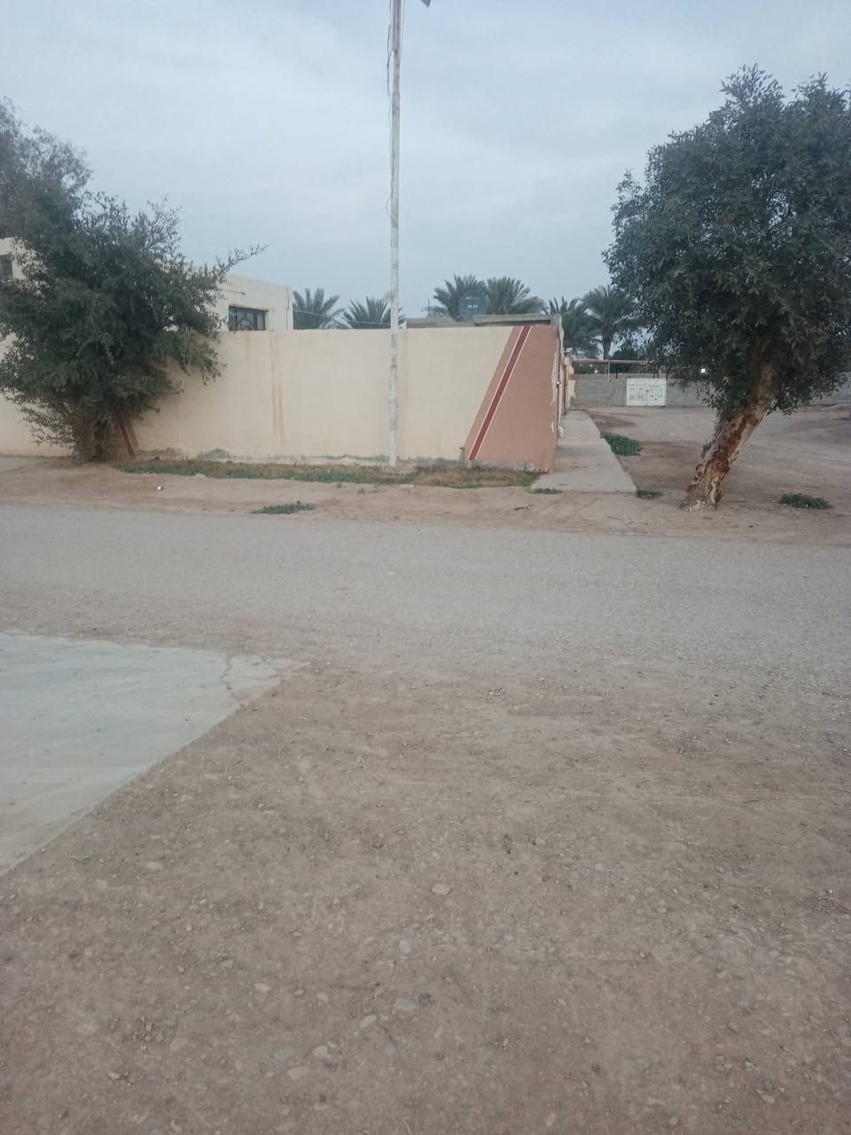 السلام عليكم بيت للبيع مع قطعه بتلو مدفون ومزفت وجاهز موقع ركن التبليط ماء كهرباء مولد سحب بلديه كل الخدمات مساحة القطعه مع البيت ٥٥٠ م تقريبآ
العنوان منطقة الزهراء الجوت سابقآ  السعر ٤٥ قابل للتفاوض
للإستفسار ***********
