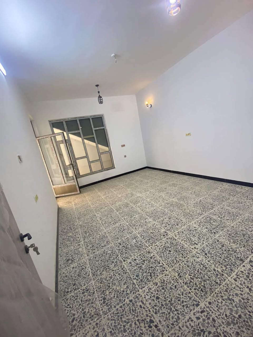 عقار للبيع 4 مشتملات مكون من غرف نوم 2 صاله استقبال مطبخ لكل مشتمل المساحه الكليه 416 متر لكل مشتمل كراج معزول شارع 20 متر الفرع المقابل جمعيه انس 
مأجرات بوارد شهري 1.800.000 الف 
للاستفسار اكثر الاتصال 
***********
