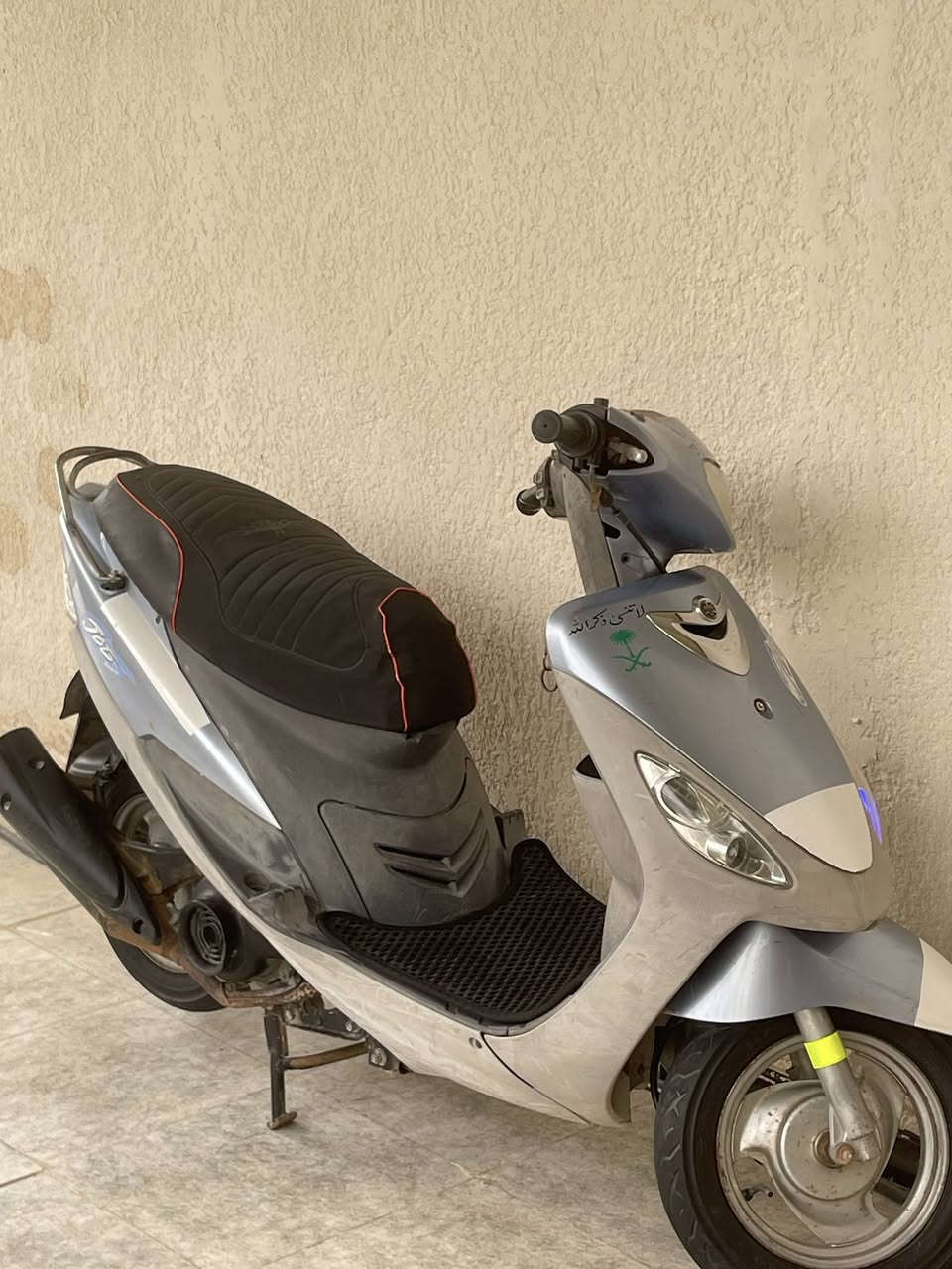 السلام عليكم دراجة قجمه للبيع كفرات ودواخل ومكينه كله ختم واحد مين ماتباوعلهه مختمه دراجه الكزوز جان بي صوت لان ناقص برغي هسه شديتله برغي الدراجه خرسه ماتنسمع تشتغل سلف هندر اشاير يمنه يسره اللايت كدام بس قاعده بالفين ويشتغل بك لايت شغال الما يشتغل بيهه من الكهربائيات هورن+لايت+عداد سرعه فقط شلعه ومعدل توصل ١٢٠ عدله ماتلحكهه رايدهه ب٧٢٥ وبيهه مجال قليل مكان بصره ابي الخصيب شارع الوسطي الرقم ***********
