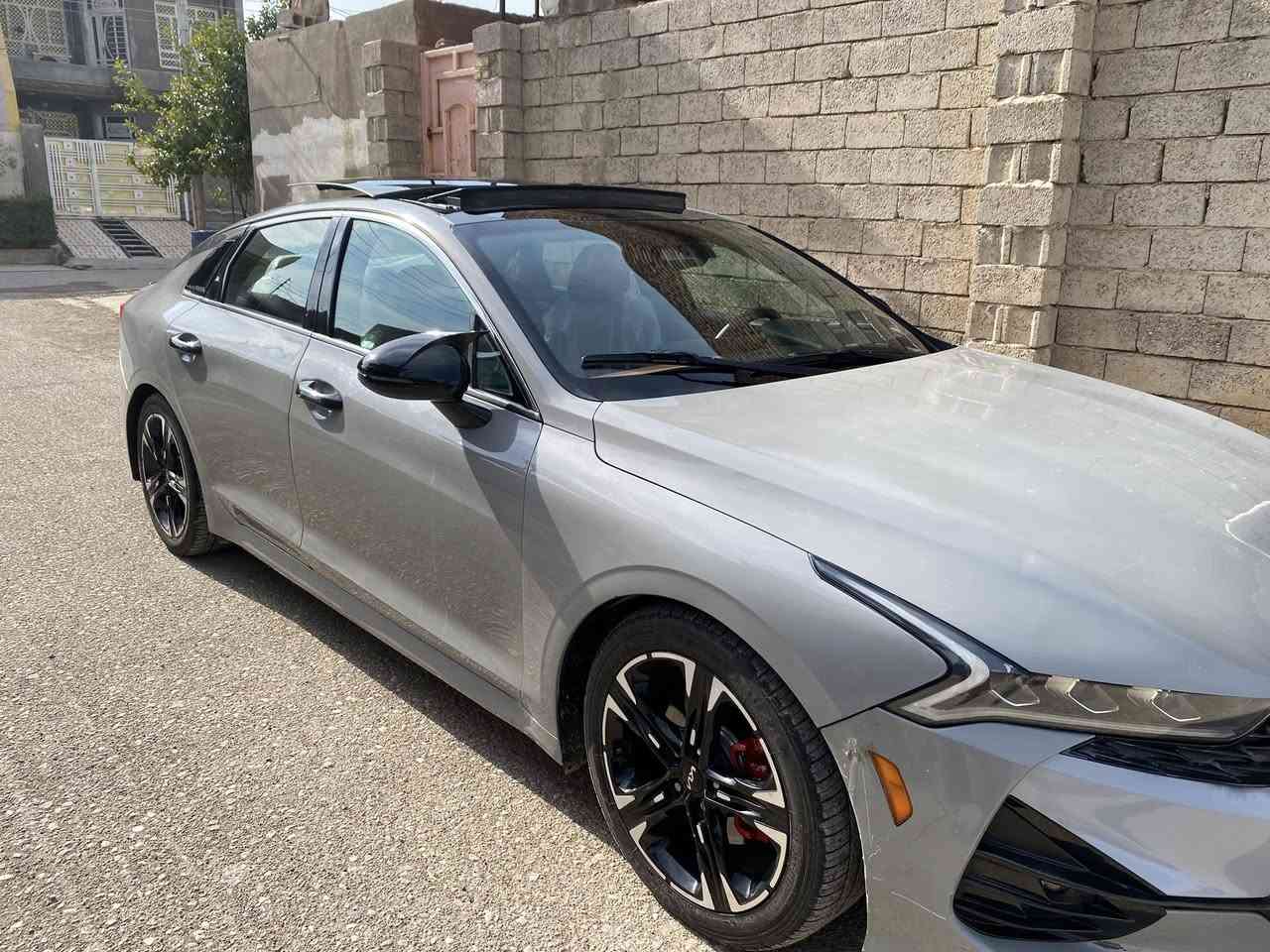 السلام عليكم 🌹
للبيع كيا K5
ماشية (114) كيلو متر 
الفئة جيتي لاين فول مواصفات 
الموديل 2022
رقم بغداد ( معوقين) سنة وتصير حرة 
الضرر بنيد صبغ + بابين عكس سائق صبغ
المواصفات 
1- حجم المحرك ٤ سلندر ١٦٠٠ تيربو 
2- كامره
3- رادار خلفي + امامي 
4- رادار جانبي مانع اجتياز 
5- بصمة ابواب + تشغيل عن بعد 
6- زنون عالي ناصي 
7- سقف بنوراما 
8- مقاعد جلد اصلي احمر مختوم جيتي لاين
9- اشاير بالمري 
10- مقعد السائق كهربائي 
11- هاند بريك بصمة 
12- تحديد مسار 
13- شاشة كبيرةً مع كامرة دوارة 
14- ستيرن رياضي حرف D مختوم جيتي لاين
15- مثبت سرعة 
16- شاحن هاتف 
17 - شاشة كار بلاي واندرويد 
18- ٤ وضعيات قيادة ايكو+ سبورت + سمارت + نورمل
19- فتح جنطة بصمة وعند الاقتراب 
20- قيادة ذاتية على خطوط البيضاء 
وباقي المواصفات معروفة في فئة جيتي لاين
ملاحظة مهمة // السيارة عليها ادامة كاملة تخم تاير + بلاكات وكالة + مجاول + هيدروليك القير 
السيارة تاخذها ماتصرف عليها ربع دينار ان شاءالله 
السيارة تاخذها مني شرط المكينة والكير 
وترايها للبصرة بشرط 
وبيها تعديل بسيط في الشاصي الامامي الايمن
اخي العزيز صور السيارة + الحادث + السونار موجود بالمنشور شوفهن وكلب على راحتك                               ( الوكالة تريد خاصة تريد عامة ) من صاحب السيارة 
صاحب السيارة معوق اخرس شاب 
***********
***********
السعر (( 150 )) وبيها مجال 
مكان السيارة ديالى
