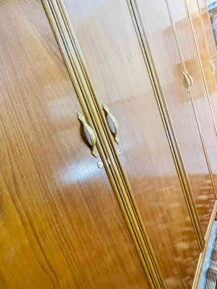 السلام عليكم كنتور للبيع تزكام ومفصل وجديد 6ابواب ومن داخل الباب يوجد مرايه علا طوله مكان بغداد الاستفسار ***********
