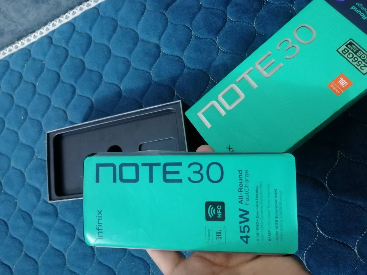 جهاز Infinix note 30 للبيع
شاشة 120hz 
بطارية 5000 mAh
شحن سريع 45w 
معالج Helio G99
ببجي 60 فريم 

الجهاز نظيف جدا مع كامل ملحقات وياه الباكيت 
السعر 160 الف وبيه مجال بسيط حك الجية  .
مكاني الرمادي زنگورة 

وتساب ***********
