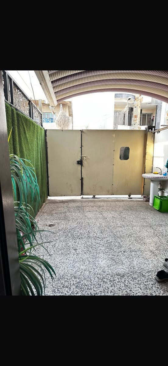 السلام عليكم 
➖ دار نظيف جدا  للبيع في شارع فلسطين ا :-  
▪️المساحة : 150 م الواجهه : 5 م    النزال : 30م    
▪️محله : 503 موقع ممتاز 
▪️يتكون : كراج وصاله وحولي ومطبخ حار وبارد  وخدمات وغرفه نوم والطابق الثاني غرفتين نوم وخدمات وسطح 
                           للاستفسار : 
                           ***********
                          *********** 
عنوان المكتب //  تقاطع النخله قرب مطعم قدوري مكتب الرحمن ّ
