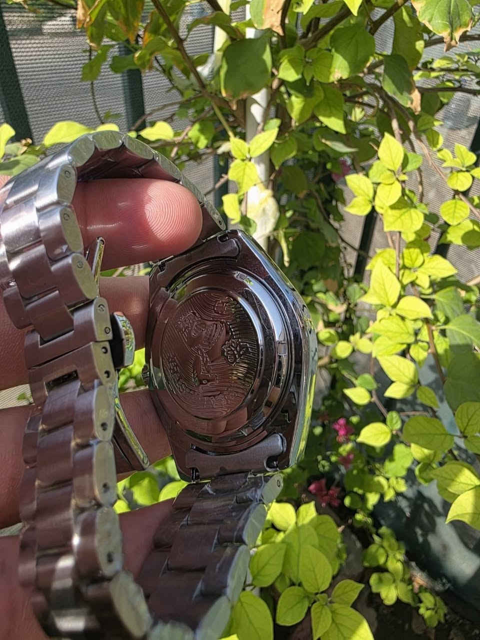 ساعة من ماركة " اومكا " 
تعمل بنظام كوارتز "باتري" 
📟تاريخ شهري    
🔍عدسه مكبر للعداد الشهري 
😍ماكنة كبس 
💥قفل  فراشه
🔥ماكنه على ماطور (تعمل كالاوتماتيك) 
🤩  السعر  30الف مع التوصيل
📞للتواصل والاستفسار يرجى التواصل معنا على الرقم او ماسنجر 
***********
🚛🚚يوجد لدينا توصيل لجميع محافظات العراق 🚚🚛🇮🇶🇮🇶 بغداد, العراق
