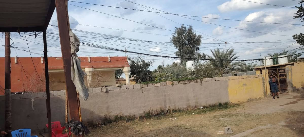 السلام عليكم بيوت عدد اثنين
مع مشتمل للبيع في حي رشيد قريب علئ مستشفئ الامام علي (ع) 
المساحه الكليه 1400 متر كافة الخدمات متوفره 
اساله كهرباء مولد تبليط مدرسه قريبه
موقعه تجاري يصلح محلات مع محطه ماء  مع مساحه فارغه غرف عدد اثنين 5_4 مضيف 8_4 مطبخ كله سراميك وسقف ثانوي 4_4 هول 10_4 البيت الثاني نفس الغرف بس مابي مضيف مطبخ خارجي مجمع صحيات وحمام خارجي الاستفسار على هاي الارقام      ***********  ***********
