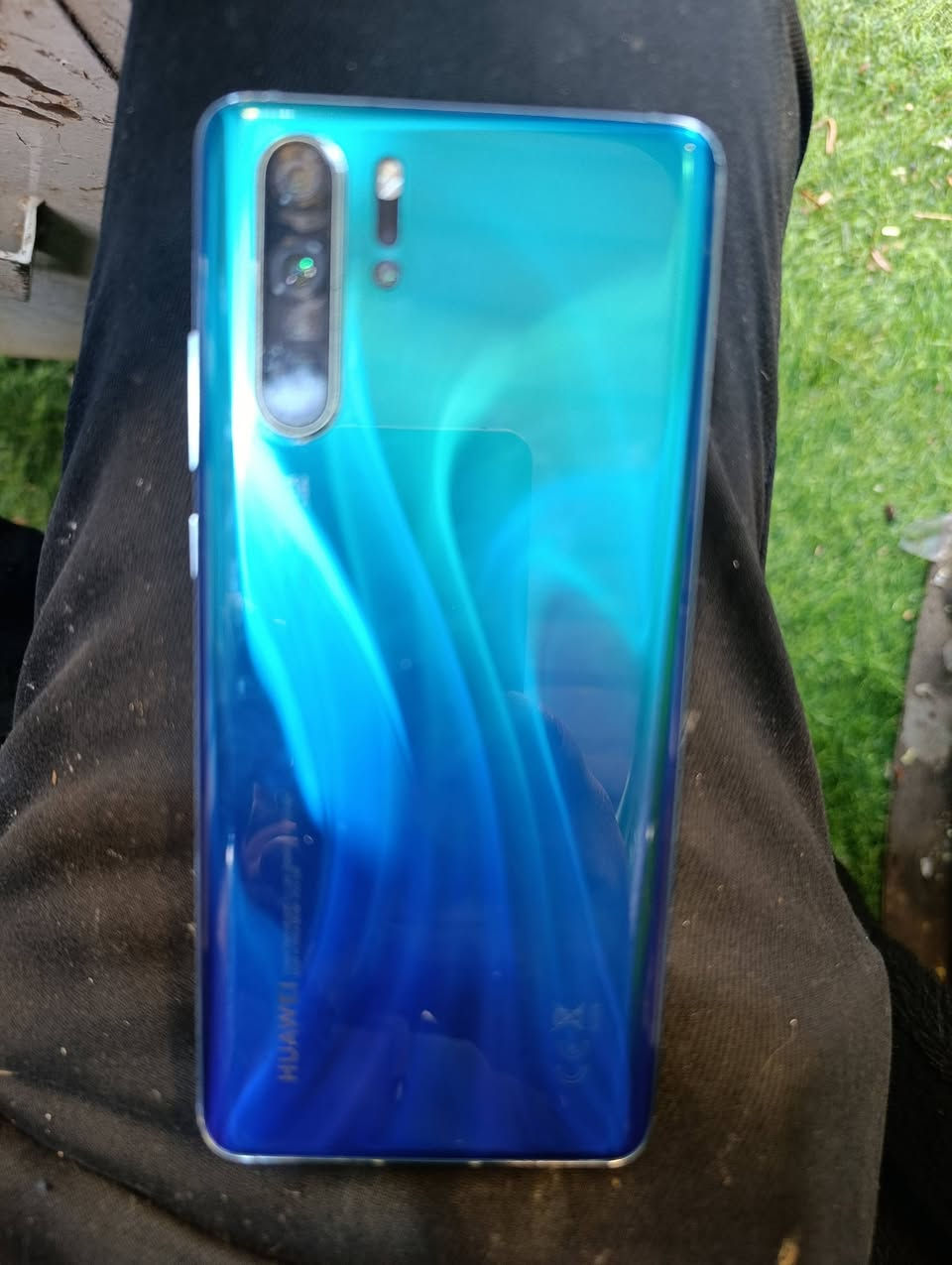 شباب سلام عليكم متاح جهاز هواوي p30 pro للبيع جهاز نضيف  ذاكره 256 رام 8. سعر 160شراي يتصل على الرقم ***********
