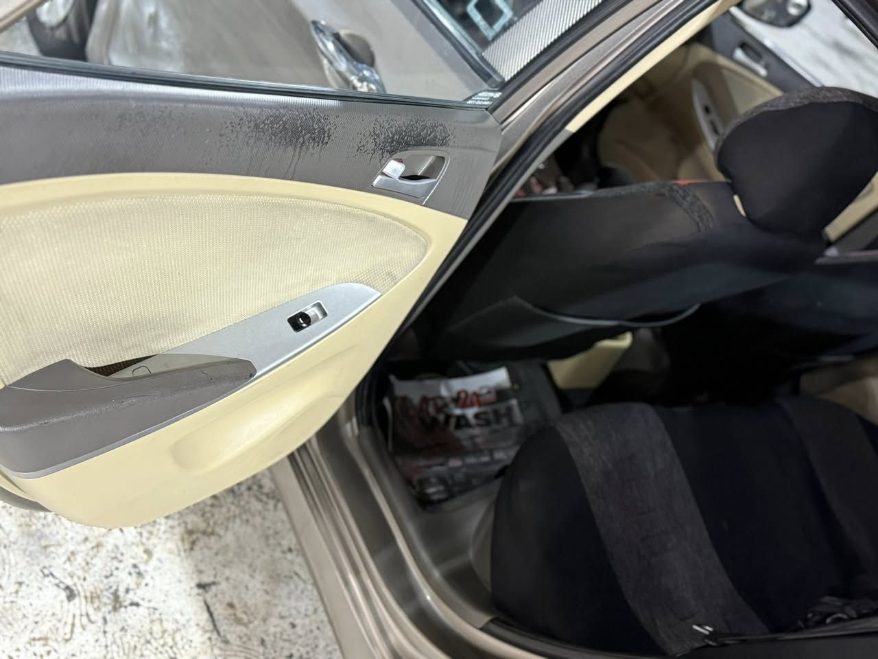 السلام عليكم 
سياره اكسنت موديل 2014 امريكي محرك 1600 رقم بغداد تحويل مباشر 
كير مكينه حداديه تبريد كفاله 
كامرا شاشه تايرات جدد باتري جديد حادثها جاملغ وبنيد 
وبيها رش جاملغ امامي فقط.
كهربائيات كله شغال تجي وتشوف بعينك واستخدام شخصي السعر 80 وبيها مجال بسيط المكان بابل ***********
