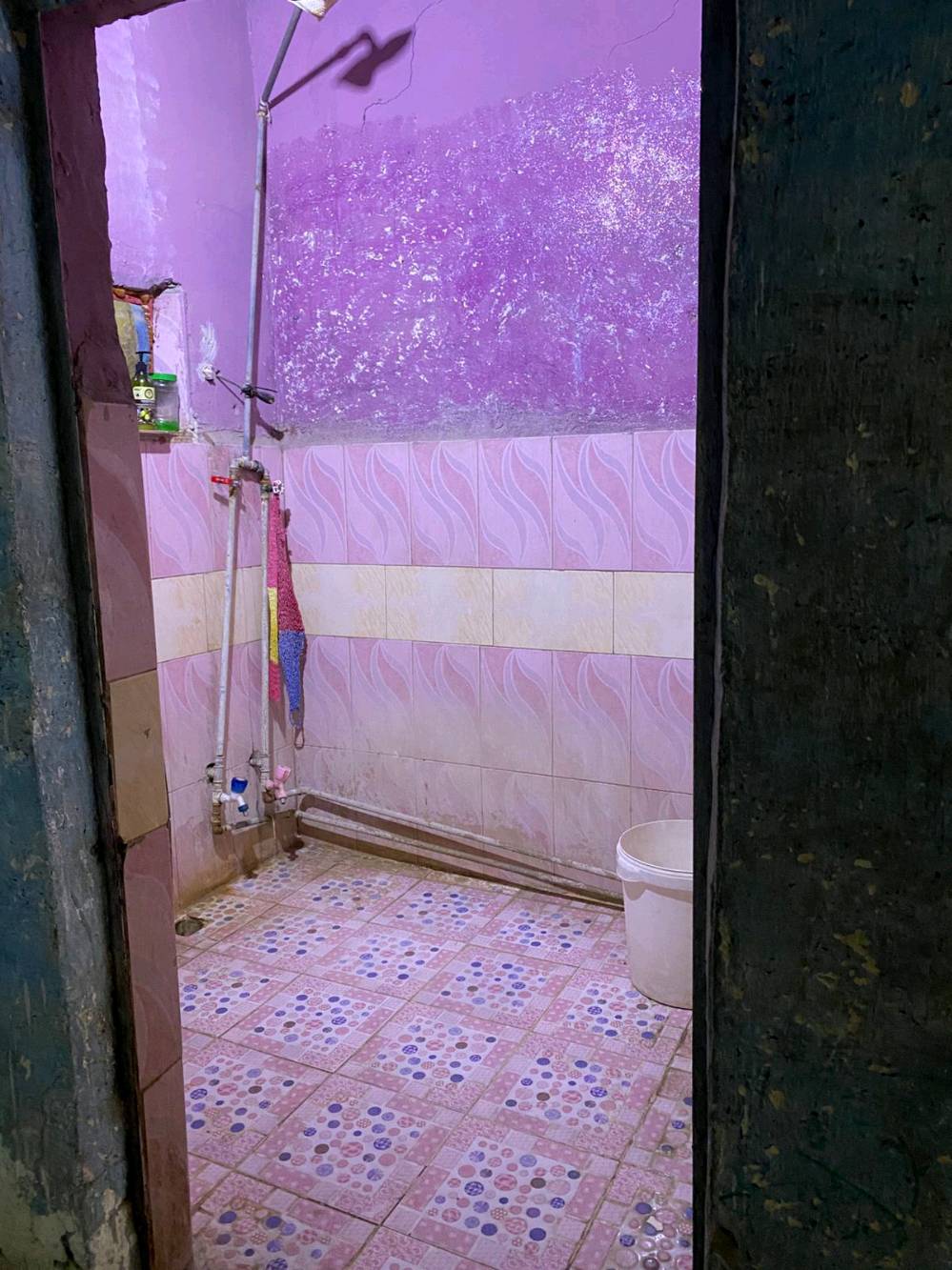 بيت البيع في ديالى بعقوبه البيع مساحته 600 البناء 260 وحديقه سعر 55 مليون
تگليلي شنو تفاصيل الدار بالضبط: شكد عدد الغرف والصالات والمطبخ والحمامات؟: 
غرفتين وهول واستقبال وحمام توليت دخليات ومطبخ 
وين موقع الدار بعقوبة بشكل أدق؟ أي حي/منطقة وقريب من شنو معلم أو شارع معروف؟: 
مرور ديالى 
البيت طابق واحد لو طابقين؟ وشنو عمر البناء وحالته العامة: جاهز للسكن لو يحتاج تصليح؟: 
طابق واحد
الطابو شنو نوعه؟ وهل الملكية صرفة ومكتملة لو بيها ملاحظات؟: 
 زراعي صابون صرف  سند 25 
السعر 55 مليون نهائي لو قابل للتفاوض؟ وإذا تريد، شنو أفضل طريقة للتواصل وياك؟: 
رقم الهاتف بيه قليل تفوض  ***********