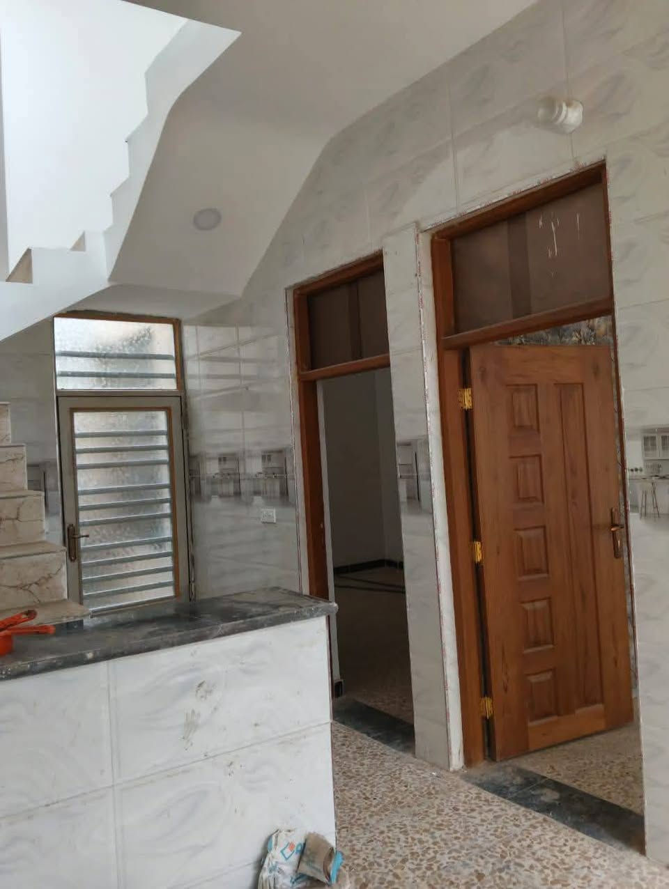 دار لليجار مساحه 100متر. جديد يحتوي على غرفه وصاله ومطبخ وحمامات وحولي العنوان بغداد  الكرخ منطقة الدوانم نهاية شرطه الخامسه استفسار اتصل على الرقم ***********بي واتساب سعر ايجار 350الف قفل
