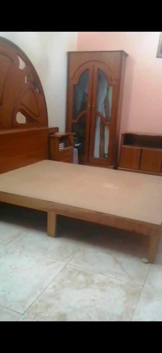 السلام عليكم
غرفه نجاره عراقي 

7 قطع 

سرير مزدوج ، ميز 2 جانبيات ،كنتور 6ابواب 

زاويه ، ميز تواليت،ميز بلازمه 

السعر 750 وبي مجال شويه 

للتواصل على الرقم ***********
