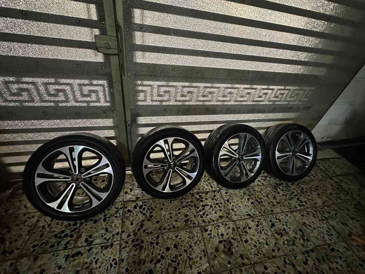 السلام عليكم ويل سيراتو اصلي شركه العدد 4 نظيف جدآ المكان بغداد الزعفرانيه ***********
السعر ٢٠٠
