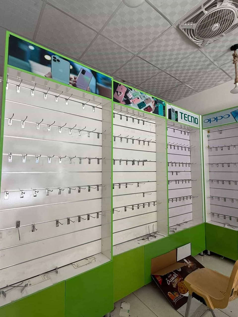 معروض للبيع فاترينات تركي ثقيل درجة اولى رفوف ارتفاع 2 متر ونص عمق 25سم والعرض 1 متر اعلام ضوئي وانارة داخلية تحتوي على  ملحق كومدي مع جام سلايد العدد 14 فاترينا مع ميز عدد 6 كما موضع بالصور وسعرهن بي مجال حلوو للاستفسار اكثر الاتصال على الارقامم
*********** / ***********
