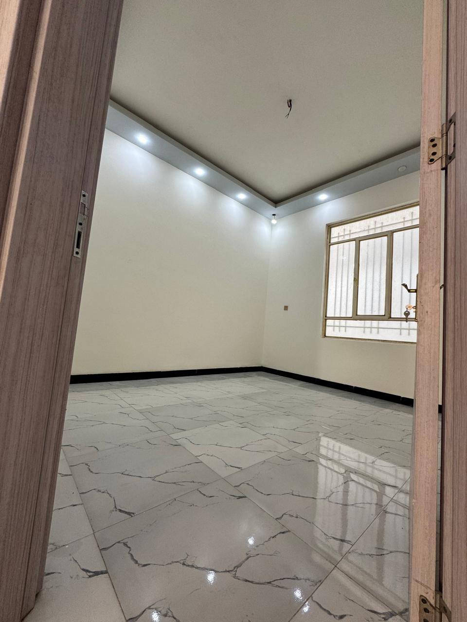 دار للبيع زيرو فول مواصفات شغل جناي 

المساحه 150 متر طابقين 5 غرف نوم وباقي الخدمات 

الموقع سامراء دوانم المعمل شارع تبليط عرض الشارع 12 

السعر قفل غير قابل للتفاوض 90 مليون 

*********** حماده الطيب لترويج العقارات

