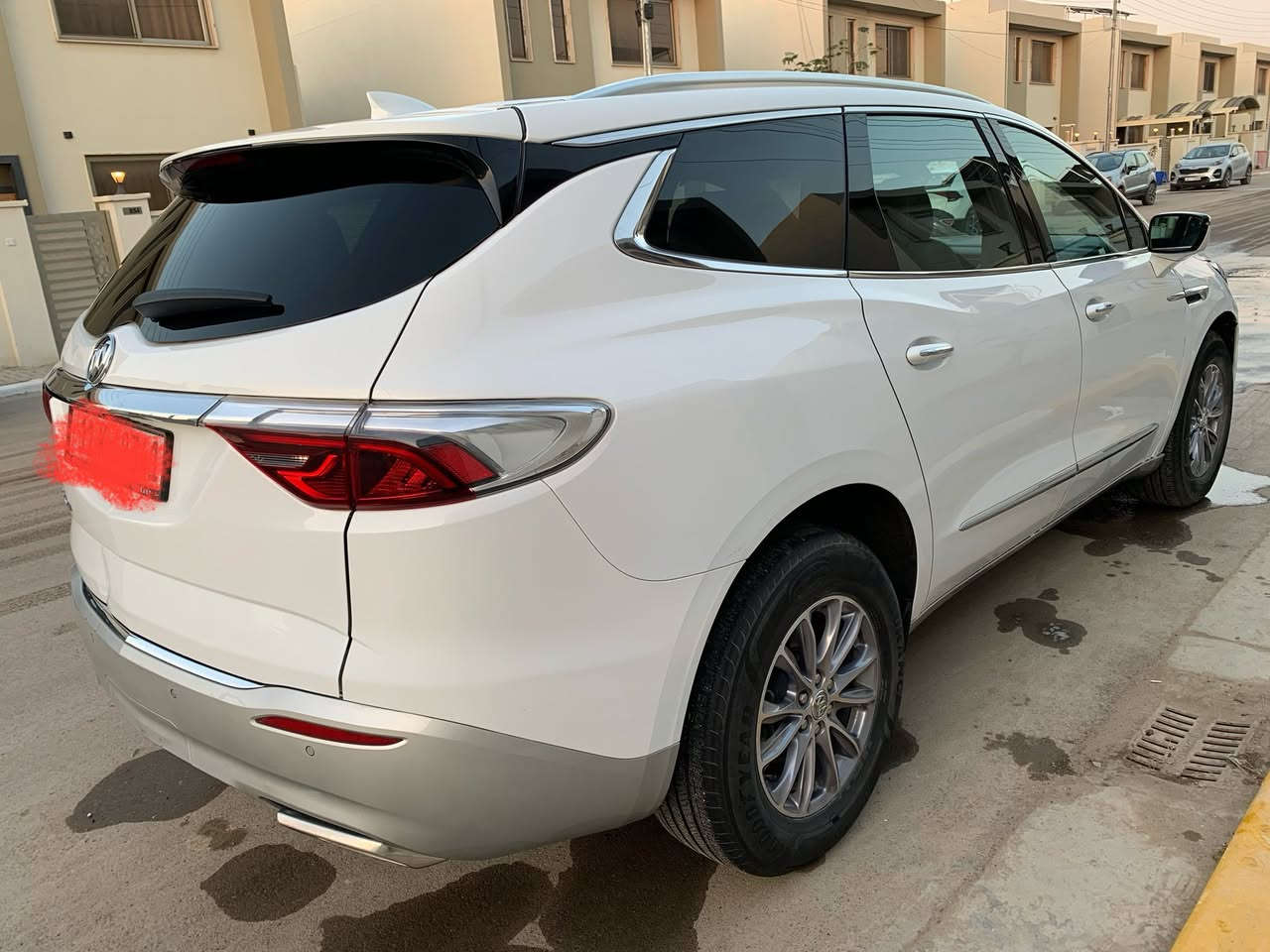 السلام عليكم بيوك انكليف موديل 2024 للبيع
بويك إنكليف ايسنس 2024 (Buick Enclave Essence) كسيارة SUV كروس أوفر فاخرة ذات 7 مقاعد، تتميز بمحرك V6 سعة 3.6 لتر بقوة 310 حصان، ناقل حركة أوتوماتيكي بـ 9 سرعات، دفع أمامي قياسي (أو رباعي اختياري)، ومقصورة رحبة تضم شاشة 8 بوصة، جلد، كراسي تدفئة، أنظمة أمان متطورة (رادار، نقاط عمياء)، وكاميرا خلفية عالية الدقة. 

المواصفات الفنية والميكانيكية:

المحرك: 3.6 لتر V6 (LFY).

القوة: 310 حصان.

عزم الدوران: 266 رطل-قدم (367 نيوتن متر).

ناقل الحركة: أوتوماتيكي بـ 9 سرعات.

الدفع: أمامي (FWD) قياسي، أو دفع كلي (AWD) اختياري.

استهلاك الوقود: تقريباً 18 ميل/غالون داخل المدينة، و26 ميل/غالون على الطرق السريعة (FWD). 

التصميم الخارجي:

مصابيح LED أمامية ونهارية، ومصابيح ضباب.

جنوط ألومنيوم قياس 18 بوصة.

مرايا جانبية مدفأة وقابلة للطي كهربائياً.

باب خلفي كهربائي يعمل بدون استخدام اليدين. 

المقصورة الداخلية والراحة (فئة ايسنس):

مقاعد جلدية لـ 7 ركاب (مع مقاعد كابتن في الصف الثاني).

مقاعد أمامية قابلة للتعديل كهربائياً مع تدفئة.

عجلة قيادة مدفأة.

نظام تحكم بالمناخ ثلاثي المناطق (Three-zone automatic climate control).

تشغيل السيارة عن بعد. 

الترفيه والتكنولوجيا:

شاشة معلومات وترفيه تعمل باللمس قياس 8 بوصة.

دعم لاسلكي لـ Apple CarPlay و Android Auto.

شحن لاسلكي للهواتف الذكية.

نظام صوتي مكون من 6 سماعات.

نقطة اتصال Wi-Fi. 

أنظمة الأمان والسلامة (Enhanced Buick Driver Confidence):

كبح تلقائي للطوارئ (Automatic emergency braking).

فرملة أمامية للمشاة (Front pedestrian braking).

نظام مراقبة النقاط العمياء (Lane change alert with side blind zone alert).

نظام الحفاظ على المسار (Lane keep assist).

رادار أمامي (Forward collision alert).

كاميرا رؤية خلفية عالية الدقة (HD Rear View Camera).

حساسات ركن أمامية وخلفية. 

السعر 235$ للاستفسار الاتصال على الرقم ***********
