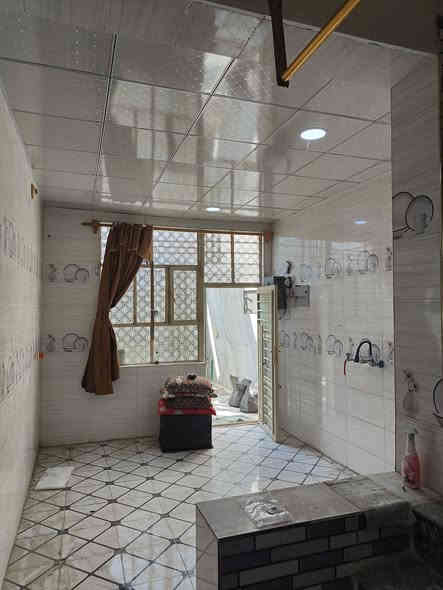 بيت 150 متر طابو زراعي 25 مقابل قرية الغدير غير مسكون حاليا شارع المطار شارع المطحنة أول فرع. للبيع فقط. السعر 70
يتكون من غرفتين وصالة مفتوحة على الهول الداخلي ومطبخ وصحيات داخلية و خارجية. 
للاتصال ***********. ***********
