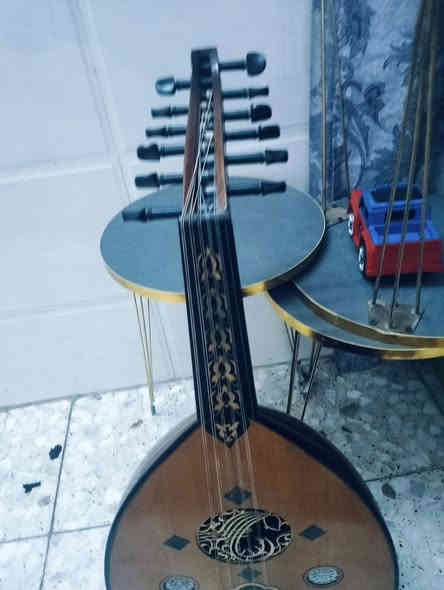 عود شرقي للبيع صناعة سورية 
اسم الصانع علاء خليفة العود السعر    200  الف مكان العود بغداد منطقة العبيدي الكفاءات الاتصال على ***********
