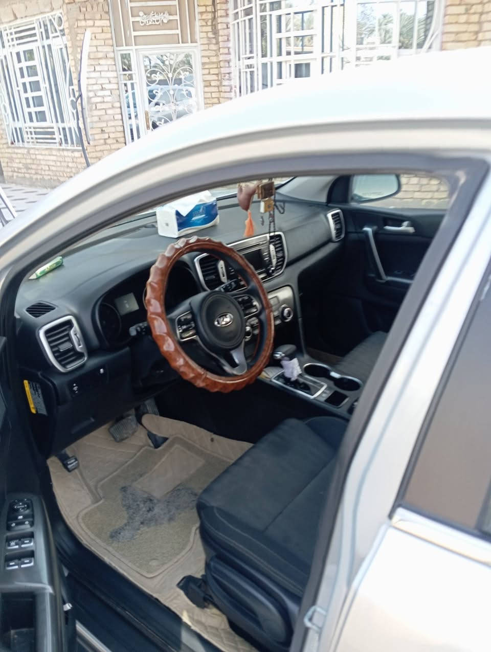 سلام عليكم ورحمه الله وبركاته
كيا سبورتج 2019 امريكي 
بيه جاملغ امامي تبديل فقط 
لباقي كفاله عامه 
مواصفات 
تبريد قطعتين 
كشنات جلد. 
مانع نزلغ
كامره خلفيه 
شاشه 
تحكم استرين 
لايت عالي وناصي 
داخل اسواد ملكي 
السعر مع اتصل
***********
