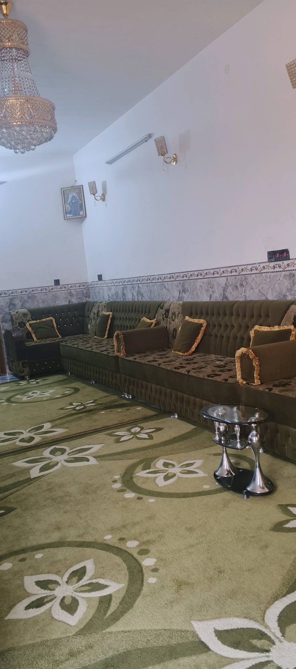 اثاث الاستقبال كامل 
تخم + زوالي 2 + بردات 2 
للتفاصيل ***********